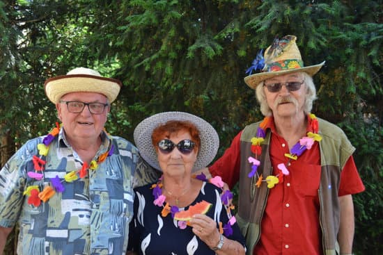 piknik hwajski w DDP Na Ciepłej - trzy osoby w kapeluszach