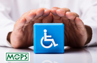 logo mops wizerunek dłoni oraz znak ospby z niepełnosprawnością na wózku inwalidzkim 