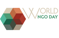 Biały prostokąt. Znajduje się na nim wilobarwny sześciokąt w stonowanych kolorach oraz napis World NGO Day