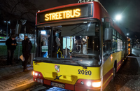 Na grafice znajduje się nocne zdjecie autobusu miejskiego z napisem Streetbus. 