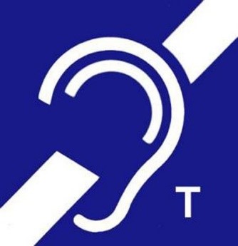 Kwadratowy znak z symbolem osób z dysfunkcją słuchu. W prawym dolnym rogu litera T.